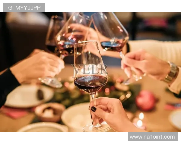 足球明星举杯庆祝瞬间展现团结与激情的完美时刻